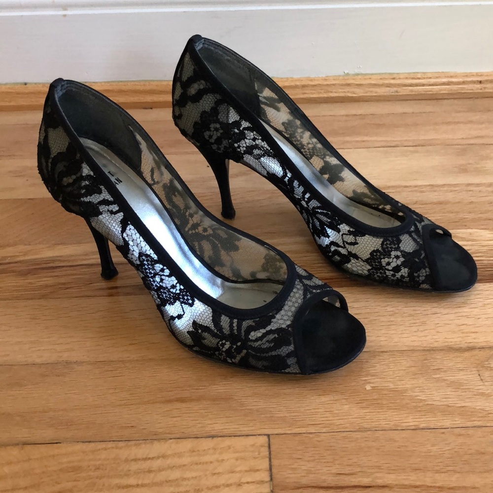 Peep toe pump
